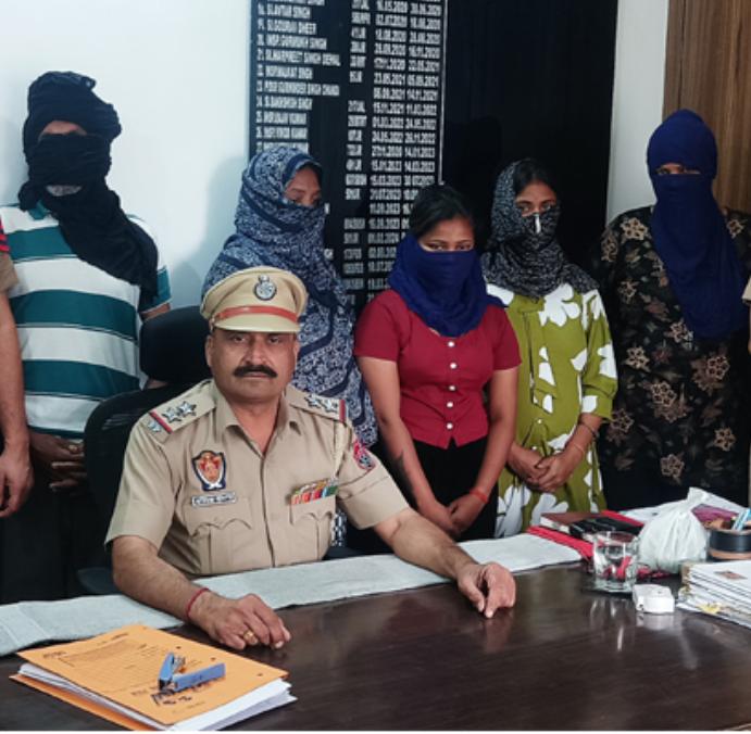 हनीट्रैप में फंसाकर ब्लैकमेल करने वाले गिरोह का भंडाफोड़