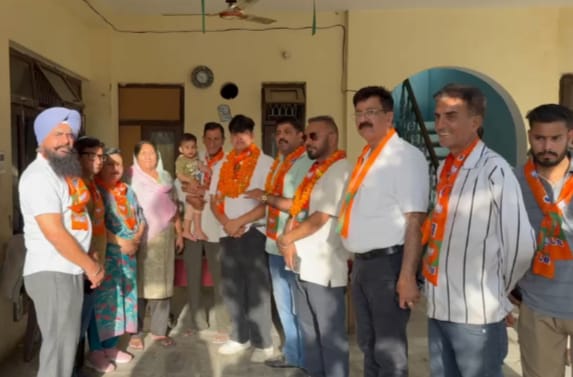 नगर निगम चुनाव को लेकर भाजपा युवा मोर्चा के प्रदेश मिडिया सचिव ने पठानकोट के वार्ड नंबर 45 में भाजपा उमीदवार शोभित कुमार के पक्ष किया चुनाव प्रचार