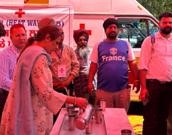 डी.सी. दफ्तर आने वाले लोगों को अत्यधिक गर्मी में राहत देने के लिए जिला रेड क्रॉस सोसाइटी ने लगाई छबील