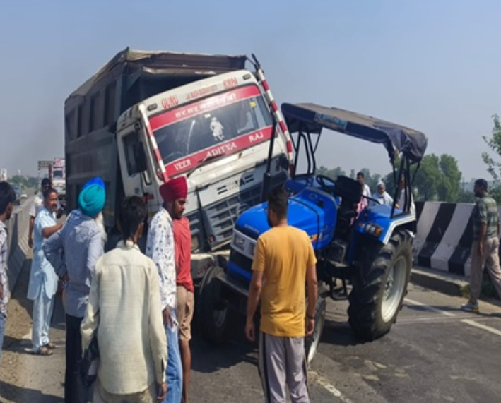 जालंधर-पठानकोट हाईवे पर टिप्पर और ट्रैक्टर की टक्कर