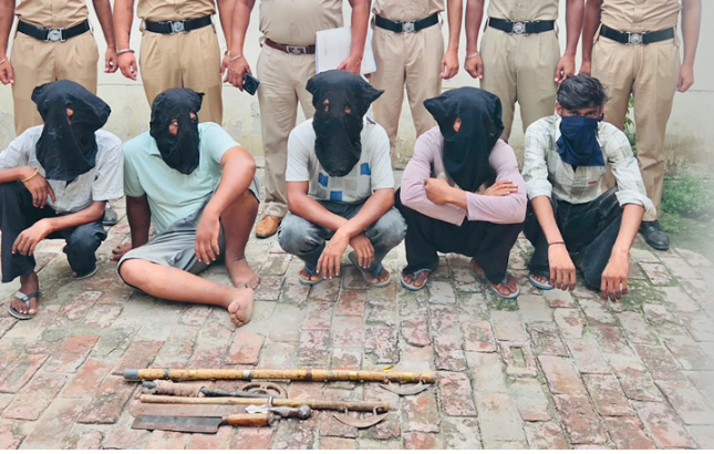 तेजधार हथियारों सहित 5 आरोपी गिरफ्तार