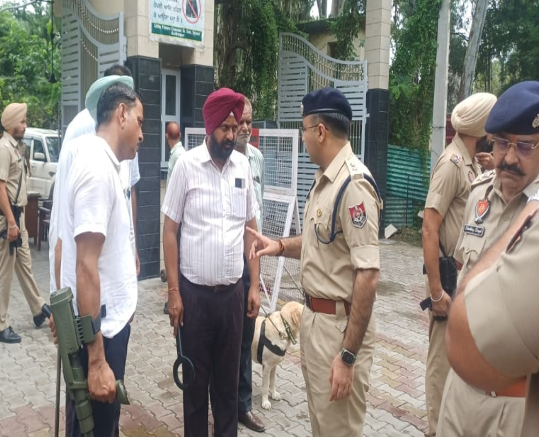 दो नामी स्कूलों को बम से उड़ाने की धमकी