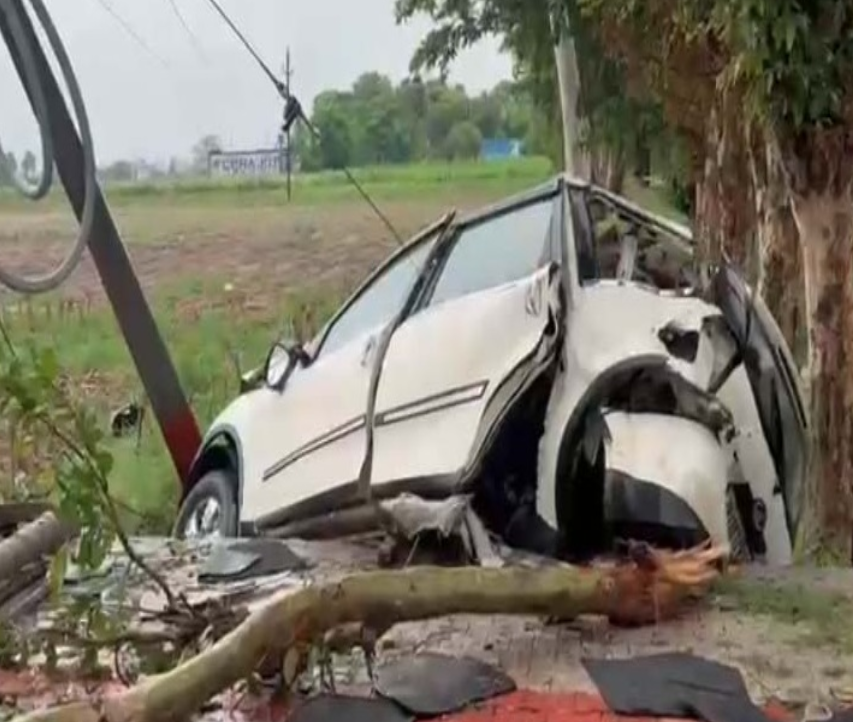 दर्दनाक हादसे में कार के उड़े परखच्चे
