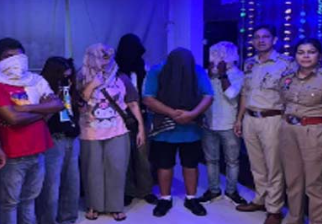 स्पा सेंटर में पुलिस की Raid
