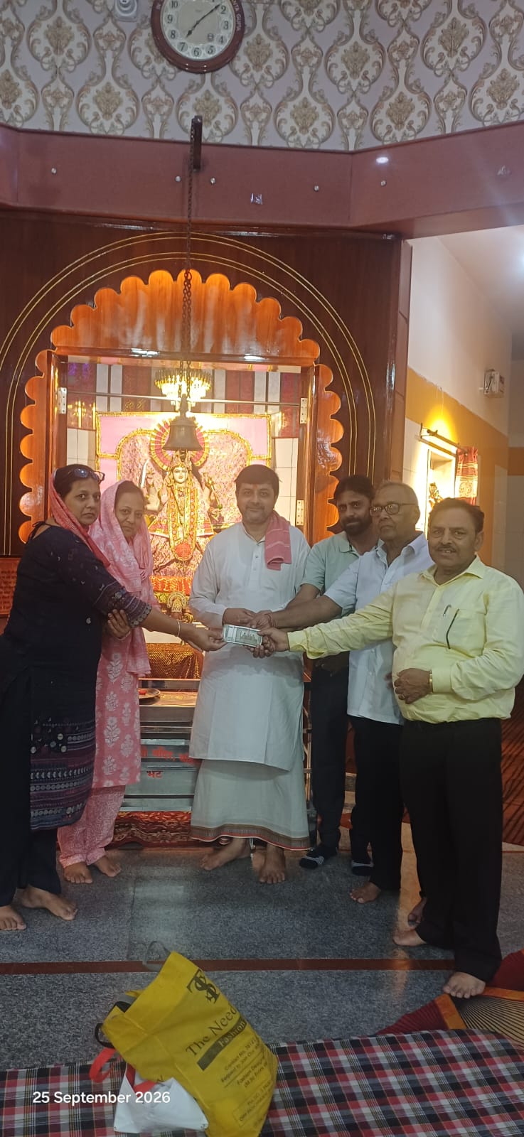 माता वैष्णो देवी मंदिर पटेल नगर मे आयोजित श्री गणपति बप्पा मोर्या जी की पित्तल की मूर्ति पर किये गये मिट्टी के लेप व दुर्वा का मंदिर परिसर मे ही विसर्जन करने की अनोखी पहल