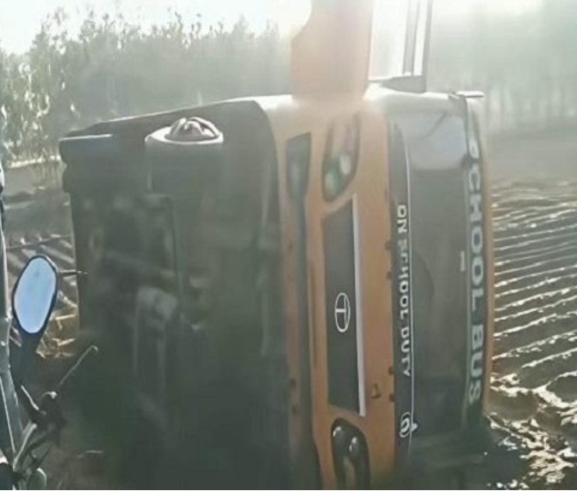 बच्चों से भरी स्कूल बस हादसे का शिकार